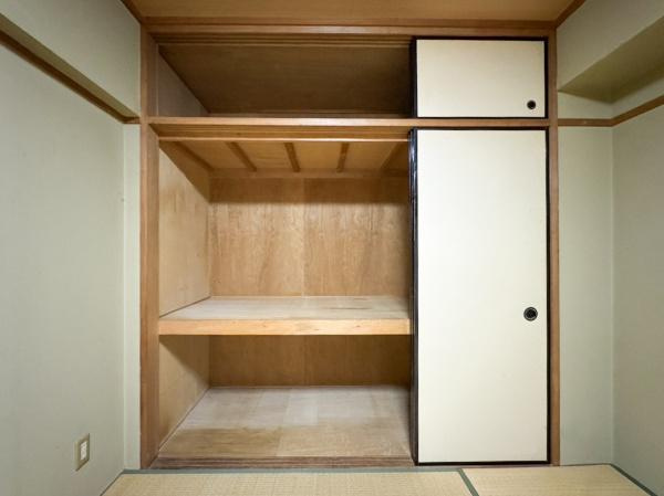 エメラルドマンション古国府の収納|和室に設けられた押入れは天袋も備えており収納力が充実しています。引き戸で開閉がしやすく畳の雰囲気ともよく調和しています。すっきりとしたデザインでお部屋を無駄なく活用できます。