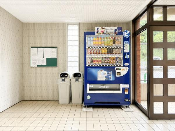 エメラルドマンション古国府のエントランス|明るいエントランスには自動販売機が設置されています。ゴミ箱も近くにあり使いやすい環境が整っています。掲示板も設置されていて情報の共有が便利です。