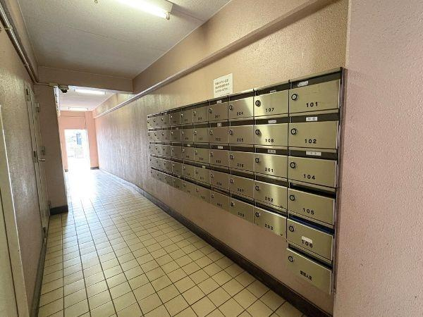 エメラルドマンション古国府のその他共用部分|エントランスには個別の郵便ポストが整然と設置されております。各部屋専用で管理しやすく、各ポストは鍵付きでセキュリティ面も安心です。
