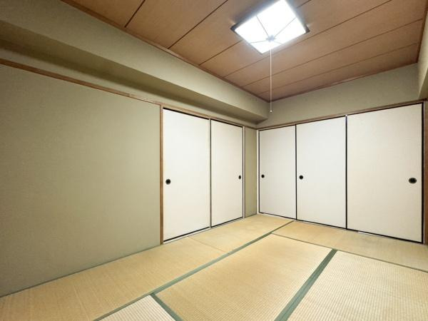 エメラルドマンション古国府の和室|和室ならではの落ち着いた雰囲気が広がる一室です。収納も豊富で天井までしっかりとした造りが魅力的です。照明も和室に調和したデザインです。