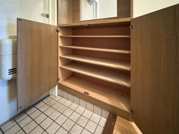 エメラルドマンション古国府の収納|扉付きの収納棚が備わっており玄関まわりの整理に役立ちます。使いやすい高さに設計されているので出し入れもスムーズに行えます。