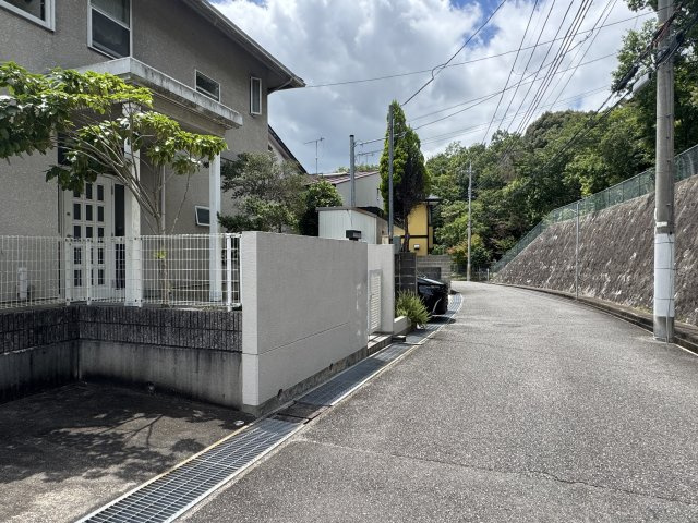 神戸市西区月が丘３丁目戸建の前面道路含む現地写真