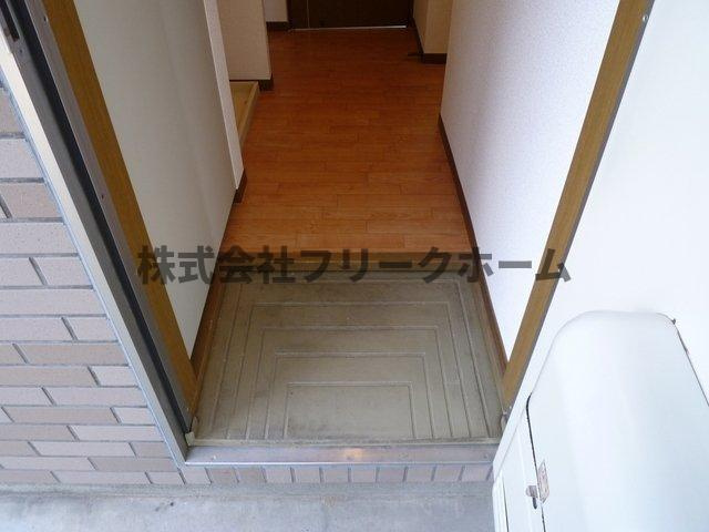 三鷹市上連雀５丁目のアパートの玄関