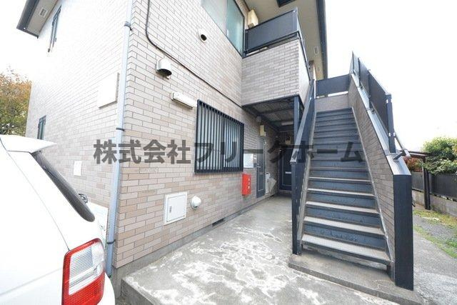 三鷹市上連雀５丁目のアパートのエントランス