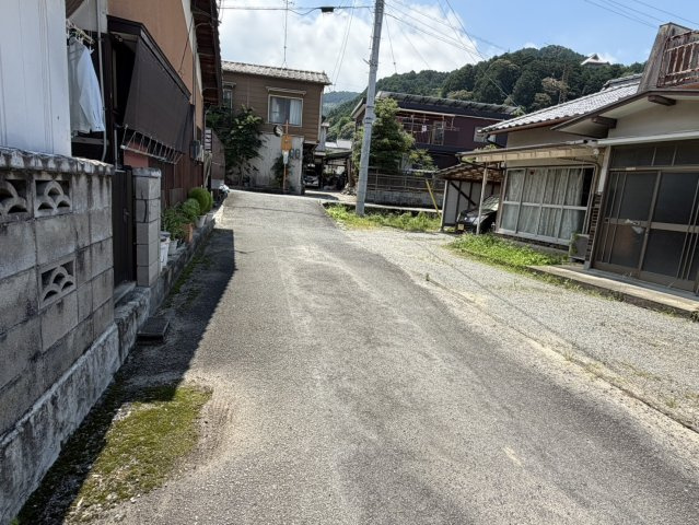 西条市福武甲1483-2　売土地の前面道路含む現地写真