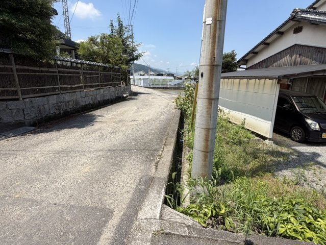 西条市福武甲1483-2　売土地の前面道路含む現地写真