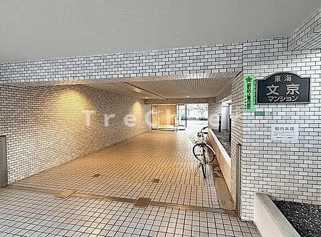 東海文京マンションのエントランス