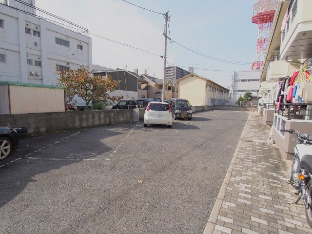 シャルム矢野東の駐車場