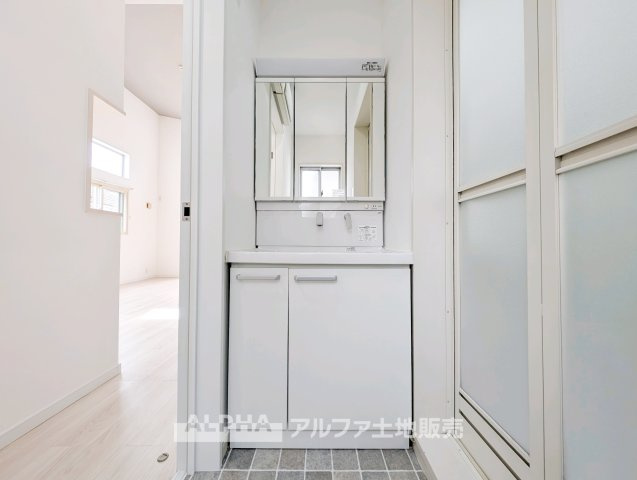 東村山市青葉町二丁目　中古戸建の独立洗面台|【Powder room】
◆独立洗面台◆身支度がはかどる独立洗面台を採用。鏡まわりや下部収納を活用することで、日用品を整理しやすく清潔感のある空間を保てます。