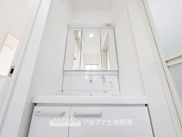 東村山市青葉町二丁目　中古戸建のランドリースペース|【Laundry space】
◆ランドリースペース◆洗濯から乾燥までを効率よくこなせる家事空間。浴室換気乾燥機を備えており、外干しが難しい日でも快適に洗濯物を乾かせます。