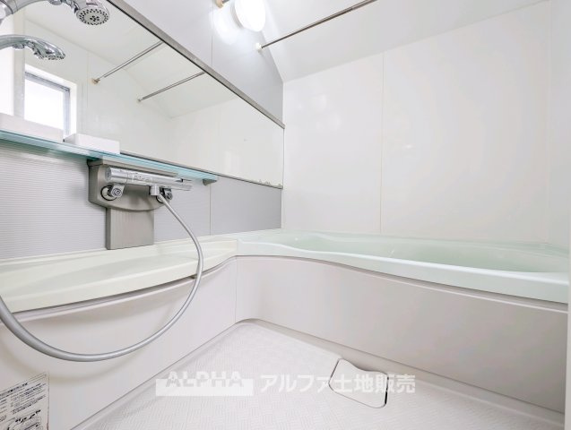 東村山市青葉町二丁目　中古戸建の浴室|【Bath room】
◆バスルーム◆一日の疲れをゆっくり癒せる落ち着いたバスルーム。浴室乾燥機付きで天候を気にせず洗濯でき、毎日の暮らしにも便利な空間です。