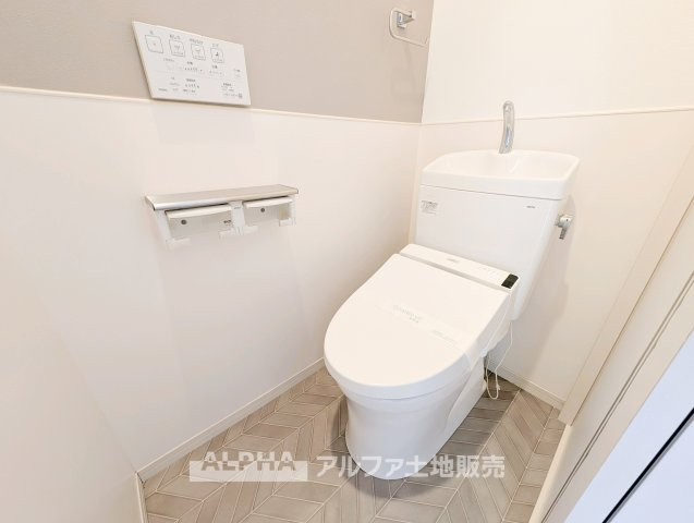 東村山市青葉町二丁目　中古戸建のトイレ|【Warm water flush toilet】
◆温水洗浄便座付きトイレ◆お掃除も楽々。快適に過ごすためには今や欠かせない設備の一つです。壁掛けリモコンで使いやすくいつでも清潔に保てます。