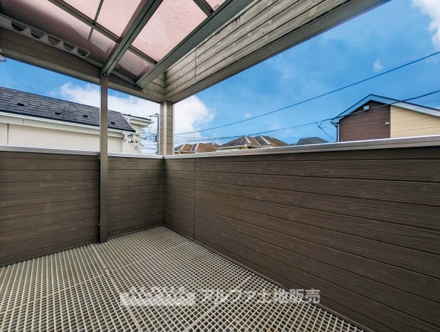東村山市青葉町二丁目　中古戸建のバルコニー|【Sky Terrace】
◆日常に開放感を◆外へ視線が抜けるバルコニーは、室内に明るさを届けるだけでなく、ちょっとしたリフレッシュ空間としても活躍します。