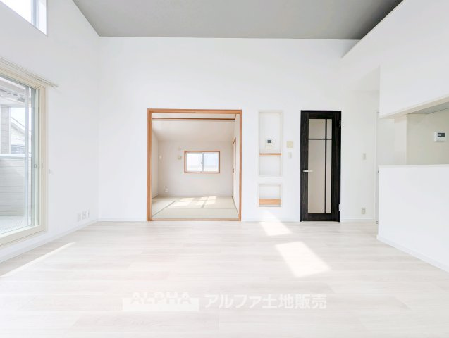 東村山市青葉町二丁目　中古戸建の居間・リビング|【Daily Scene】
◆暮らしをつなぐ場所◆
「おはよう」から「おやすみ」まで、一日のさまざまな時間が交差するリビング。家族の何気ない毎日を、心地よく支える空間です。