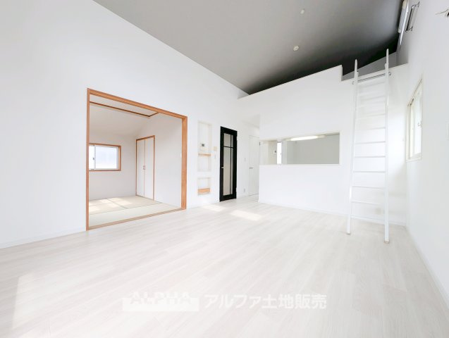 東村山市青葉町二丁目　中古戸建の居間・リビング|【Family Living】
◆家族が集うリビング◆
食事のあとも自然と会話が弾み、テレビを囲んでくつろぐ時間を楽しめるリビング。家族が顔を合わせる機会を自然と育む空間です。