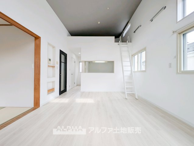 東村山市青葉町二丁目　中古戸建の居間・リビング|【Time Together】
◆日常を彩る空間◆
食事や会話、読書や映画鑑賞など、ご家族それぞれの過ごし方を受け止めるリビング。何気ない日常を心地よい時間へとつなげます。