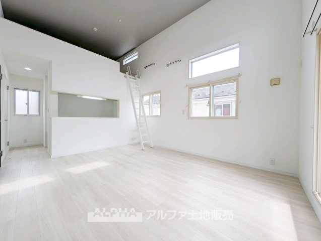 東村山市青葉町二丁目　中古戸建の居間・リビング|【Quiet Comfort】
◆静けさとともに◆
外の喧騒を忘れさせる落ち着きが、日々に余白を生む。ここでの時間が、自然と笑顔を増やしていく。