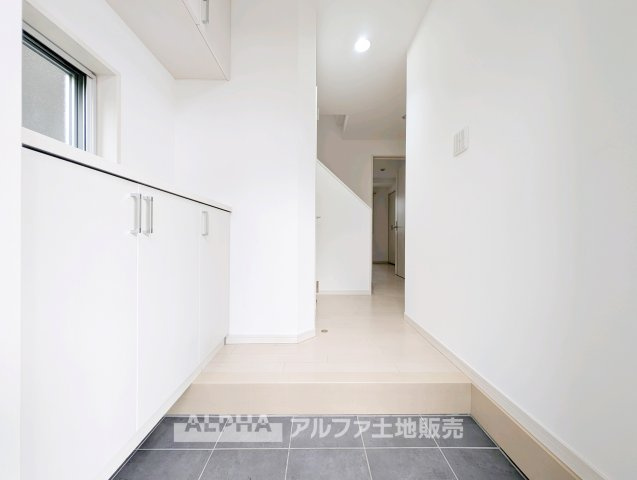 東村山市青葉町二丁目　中古戸建の玄関|【Welcome Space】
◆玄関◆帰宅時にほっとできる、穏やかな空気感の玄関。整った空間が日々の切り替えを自然にサポートし、来客時にも好印象を与えます。