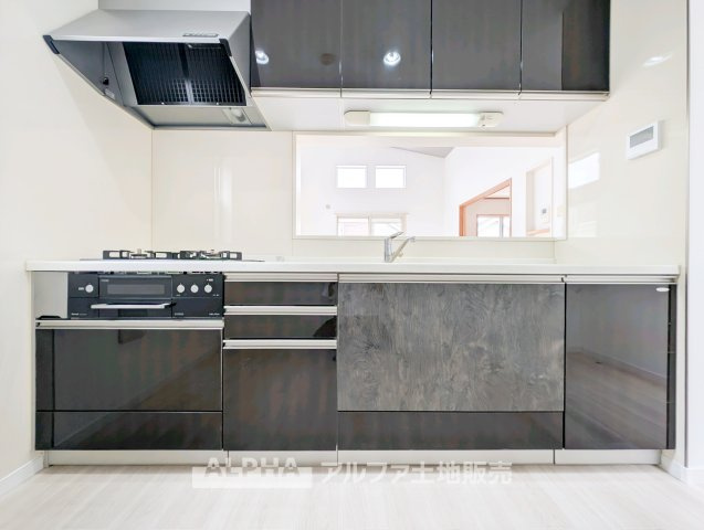 東村山市青葉町二丁目　中古戸建のキッチン|【Timeless Kitchen】
◆暮らしの真ん中にある場所◆毎日の食事も、何気ない会話も自然と集まるキッチンスペース。空間に調和するデザインが、過ごす時間そのものを心地よく変えてくれる。
