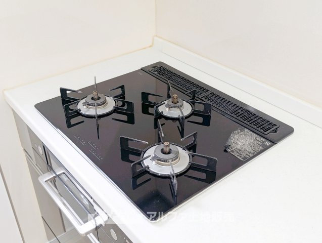 東村山市青葉町二丁目　中古戸建のキッチン|【gas stove】◆ガスコンロ◆使い勝手に配慮されたガスコンロを備えたキッチン。火力調整がしやすく、毎日の調理がスムーズに進み、家事の時間を心地よく支えてくれます