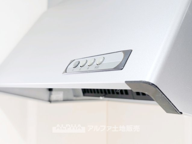 東村山市青葉町二丁目　中古戸建のキッチン|【Range Hood】
◆レンジフード◆調理中の煙や油煙、ニオイを効率よく排出。キッチンを清潔に保ちやすく、快適な調理環境を支える設備です。