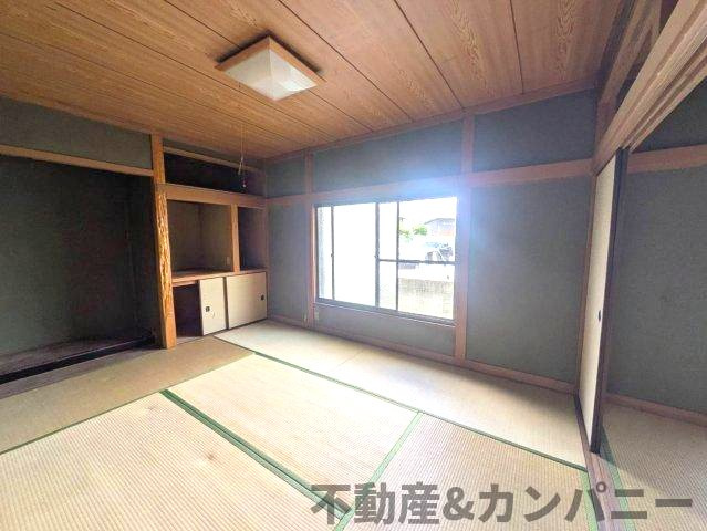 平井町の中古のおうち　松山市平井町中古戸建の和室|明るい和室です