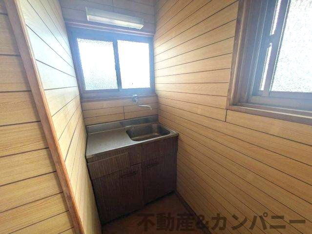 平井町の中古のおうち　松山市平井町中古戸建の独立洗面台|中2階に洗面台があります。