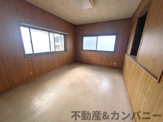 平井町の中古のおうち　松山市平井町中古戸建の洋室|中2階の洋室