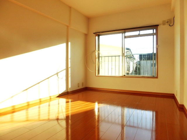 【居間・リビング】 | 小川マンション | 南向きの明るい居室スペース。