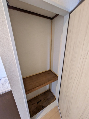 玄関横に収納があります。