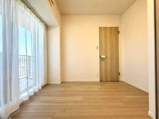 ブロードスクエア戸塚 イーストコートの洋室|ワークスペースや趣味の部屋としても活用できる柔軟性のある空間です。
