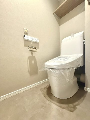 ブロードスクエア戸塚 イーストコートのトイレ|シンプルで上品な内装が、住まい全体の印象を損なわない落ち着いた空間を演出します。