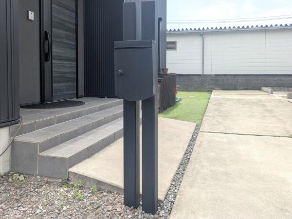 浜中中古のその他|洗練されたモダンなデザインが印象的な外観です。玄関アプローチは段差を抑えた階段仕様で、毎日の出入りもスムーズ。建物と調和するスタイリッシュなポストがアクセントになっています。