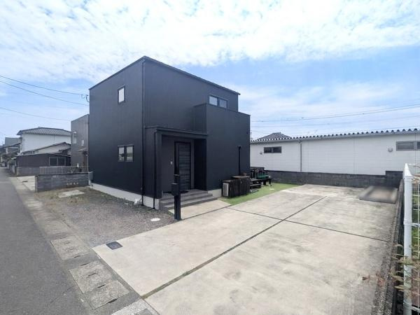 浜中中古の前面道路含む現地写真|すっきりとしたデザインが印象的な外観です。前面にはゆとりあるスペースを確保しており、車の出し入れもスムーズ。周囲との間隔にもゆとりがあり、開放感を感じられます。