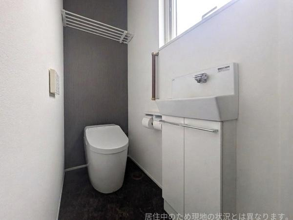 浜中中古のトイレ|すっきりとしたデザインのタンクレストイレです。お手入れがしやすく、窓から差し込む自然光が明るく心地よい空間を演出。手洗いカウンターも備え、使い勝手に配慮されています。