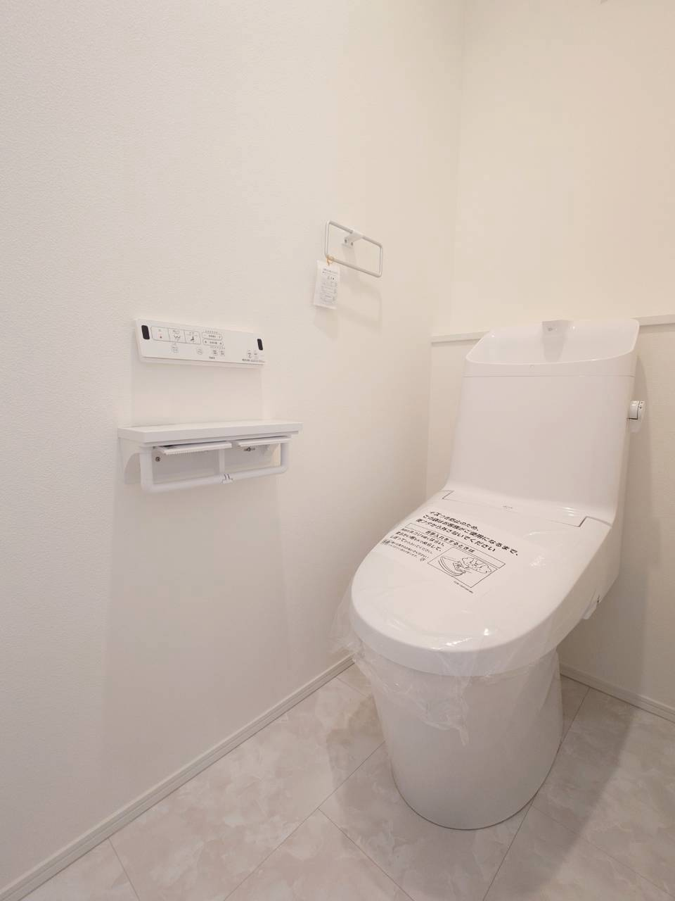 SUN COURTーサンコート－小倉南区下曽根3丁目【小倉南区　新築戸建て】のトイレ|トイレはリクシル♪お掃除しやすいフチレス形状♪　【小倉南区　新築戸建て】
