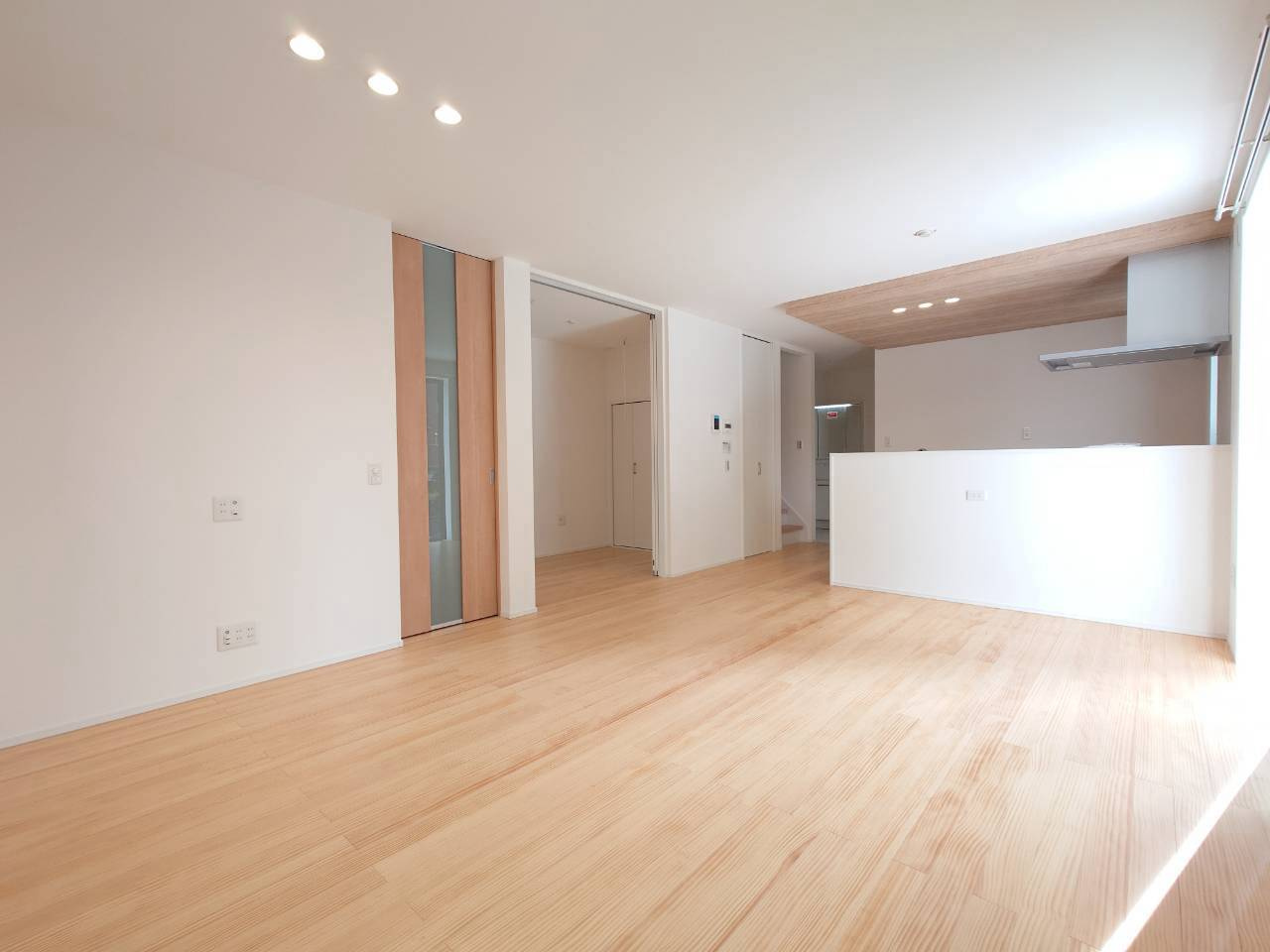 SUN COURTーサンコート－小倉南区下曽根3丁目【小倉南区　新築戸建て】の居間・リビング|リビングのには壁掛けTV設置可能♪下地配線が施工されています♪　【小倉南区　新築戸建て】