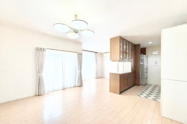 【居間・リビング】 | ◆緑区西八朔町　中古戸建◆ | ◆一家だんらんのスペースとなるＬＤＫ。窓から明るい光が差し込み、思わず家族の会話も弾む快適な空間。