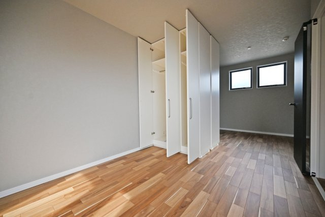 ハッピータウン伊丹寺本2丁目新築一戸建て│3LDK+駐車1台可|-同社施工例-
主寝室想定の洋室です。