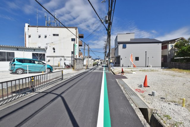 ハッピータウン伊丹寺本2丁目新築一戸建て│3LDK+駐車1台可の前面道路含む現地写真|北東側前面道路。公道幅員6.4ｍ。西側から撮影した写真です。