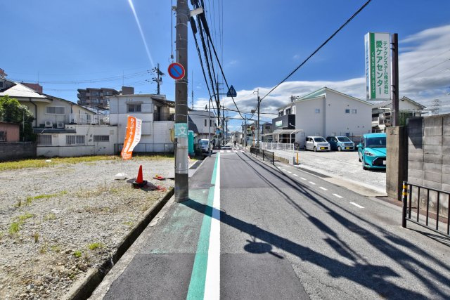 ハッピータウン伊丹寺本2丁目新築一戸建て│3LDK+駐車1台可の前面道路含む現地写真|北東側前面道路。公道幅員6.4ｍ。東側から撮影した写真です。