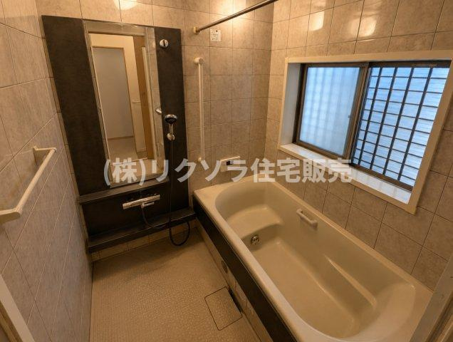 門真市四宮　一戸建ての浴室|AIにて残置物を消して掲載しております。
居住中につき家具・残置物等ございます。