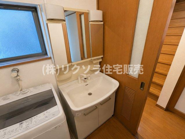 門真市四宮　一戸建ての独立洗面台|AIにて残置物を消して掲載しております。
居住中につき家具・残置物等ございます。
