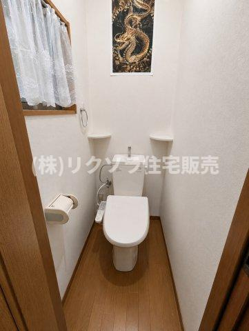 門真市四宮　一戸建てのトイレ|AIにて残置物を消して掲載しております。
居住中につき家具・残置物等ございます。