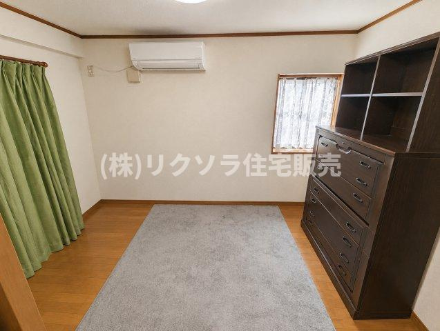 門真市四宮　一戸建ての洋室|AIにて残置物を消して掲載しております。
居住中につき家具・残置物等ございます。