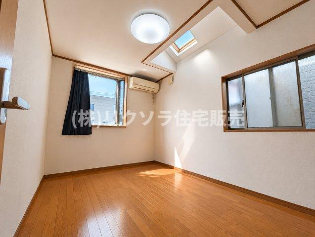 門真市四宮　一戸建ての寝室|AIにて残置物を消して掲載しております。
居住中につき家具・残置物等ございます。