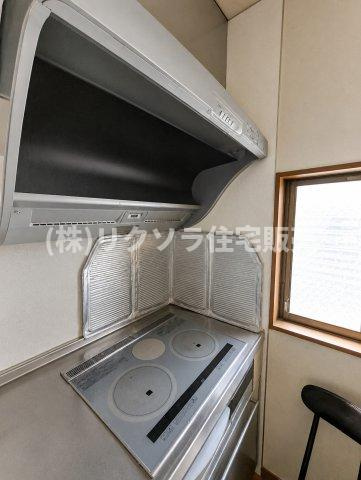 門真市四宮　一戸建てのキッチン|AIにて残置物を消して掲載しております。
居住中につき家具・残置物等ございます。
