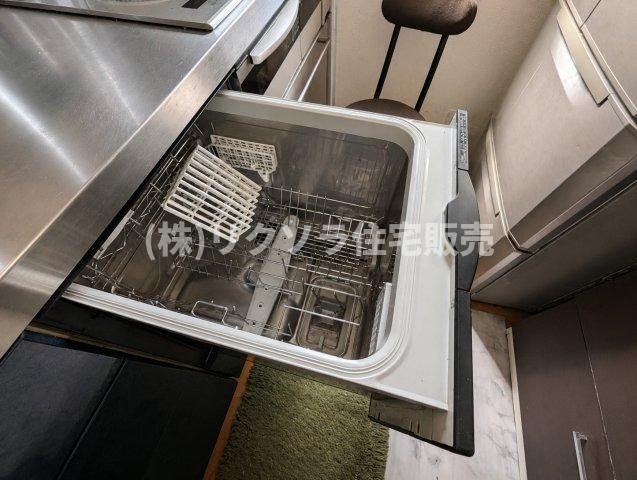 門真市四宮　一戸建てのキッチン|AIにて残置物を消して掲載しております。
居住中につき家具・残置物等ございます。