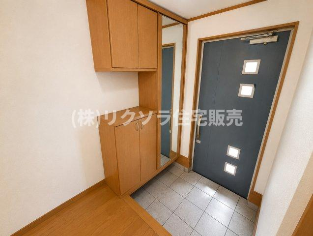 門真市四宮　一戸建ての玄関|AIにて残置物を消して掲載しております。
居住中につき家具・残置物等ございます。