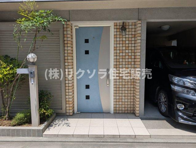 門真市四宮　一戸建ての玄関|AIにて残置物を消して掲載しております。
居住中につき家具・残置物等ございます。